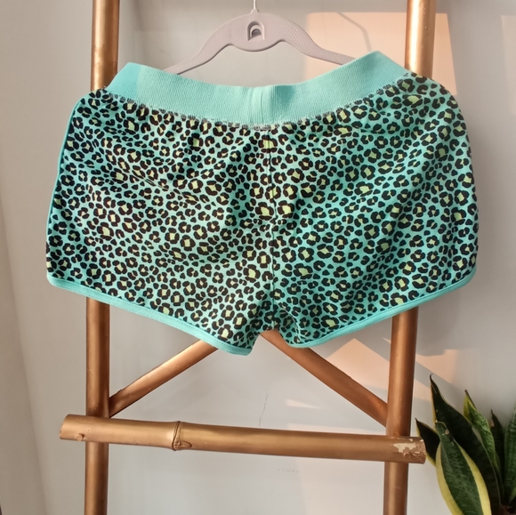 ✨FREE WITH PURCHASE✨ Animal Print Pyjama Shorts - Picture 8 of 17